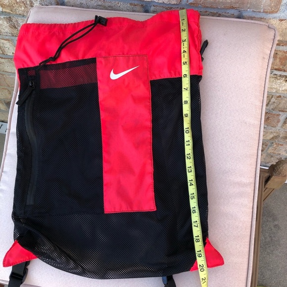 Nike Nylon Mesh Zipper Pocket Adjustable Straps Black Red Deck Bag With Logo - Picture 15 of 16